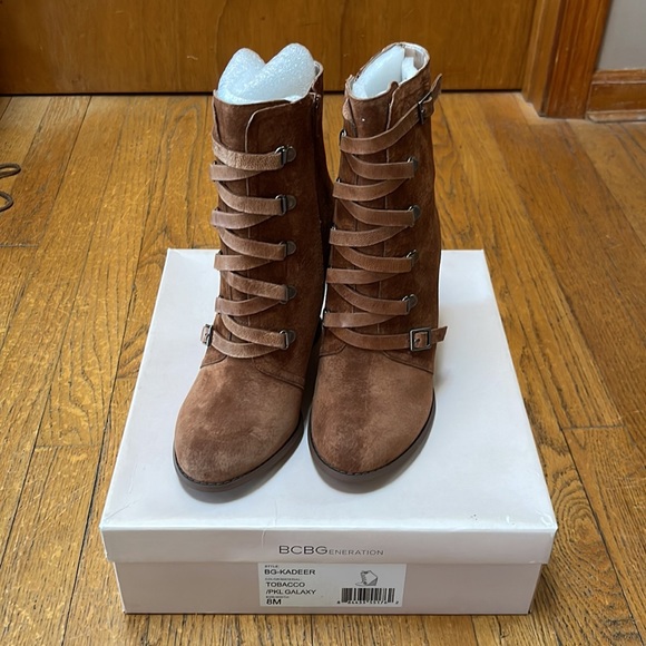 NIB BCBGeneration suede ankle booties. Size 8 - Picture 2 of 5